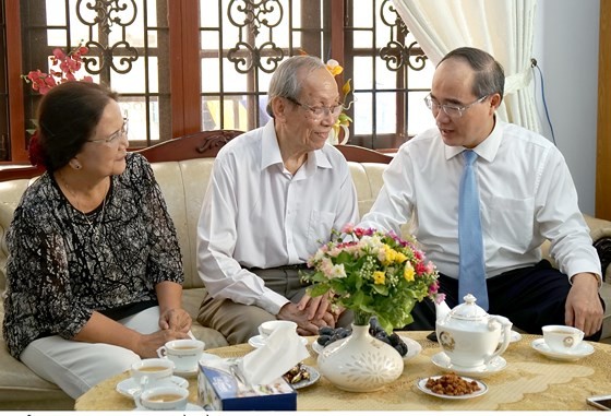 Secretary of the HCMC Party Committee Nguyen Thien Nhan (R ) and Prof. Dr. Tran Hong Quan