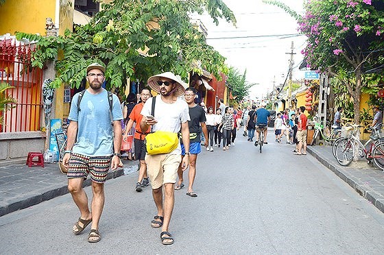 Foreign tourists visit Hoi An. (Photo: Sggp)