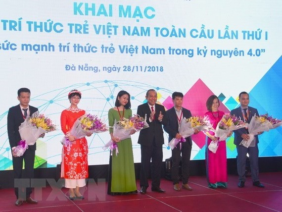 Deputy Prime Minister Truong Hoa Binh (centre) and participants in the forum pose for a photo (Photo: VNA)