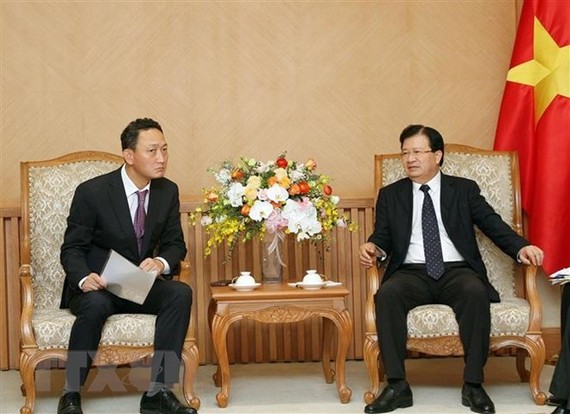 Deputy Prime Minister Trinh Dinh Dung (R) and RoK Ambassador to Vietnam Kim Do-hyon  (Source: VNA)