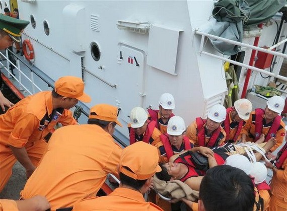 The Maritime Search and Rescue Coordination Centre (MRCC) of Region 4 brought four woundedPhilippinesailors to Nha Trang port in the central province of Khanh Hoa for treatment (Source: VNA)