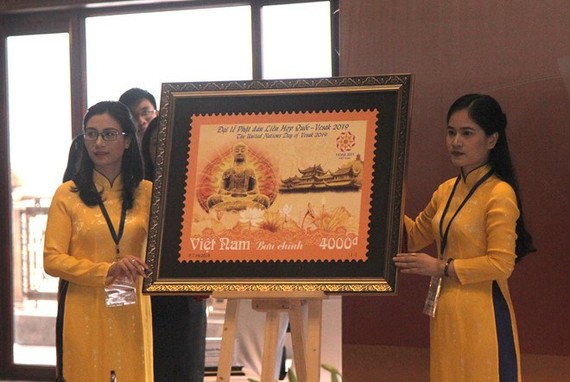 The stamp to celebrate the UN Day of Vesak 2019 makes debut on May 11 (Photo: thanhnien.vn)