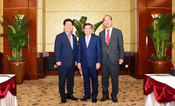 Chairman of the People’s Committee of Ho Chi Minh City Nguyen Thanh Phong (C), Mayor of Daegu Kwon Young-jin (L ) and Gyeongsangbuk province’s Deputy Governor Yoon Yong-jin. (Photo: hcmcpv) 