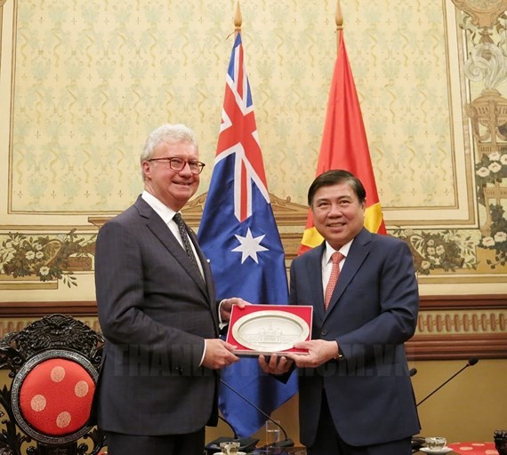 Chairman of the People’s Committee of HCMC Nguyen Thanh Phong (R ) receives Governor of the Australian state of Queensland, Paul de Jersey. (Photo: hcmcpv)