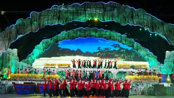 An art performance at the opening ceremony (Photo: baoquangbinh)