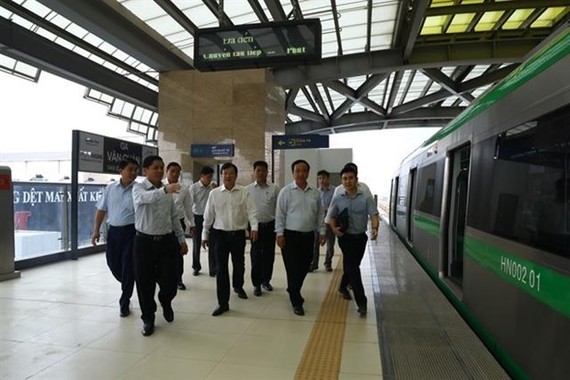 Deputy Prime Minister Trinh Dinh Dung (centre) inspects the long-delayed Cat Linh-Ha Dong urban railway project on October 1 (Photo: VNA)