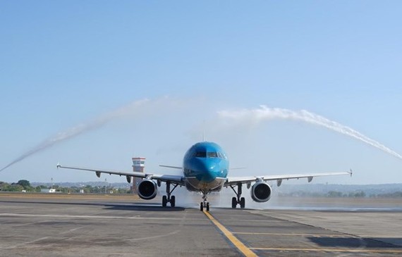 The first flight of Vietnam Airlines, coded VN-641, lands at I Gusti Ngurah Rai International Airport in Bali (Source: VNA)