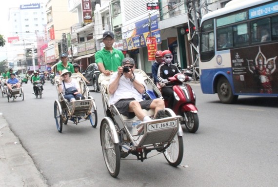 Visitors take a sightseeing tour of Nha Trang by cyclo. (Photo: baokhanhhoa)