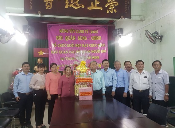 The delegation visits Sung Chinh temple.