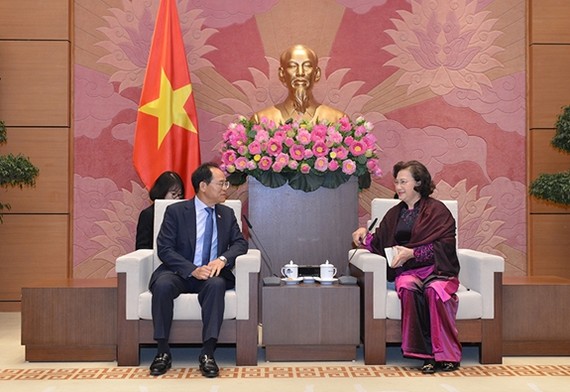 National Assembly Chairwoman Nguyen Thi Kim Ngan (right) and Ambassador of the Republic of Korea (RoK) Park Noh-wan (Photo: qdnd)