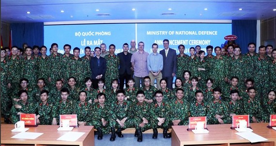 Members of Level-2 Field Hospital No. 3 and delegates at the launching ceremony pose for a photo (Photo: VNA)