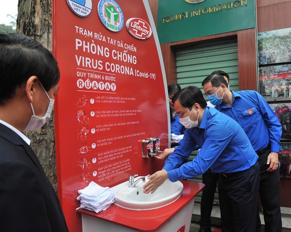 The first public handwashing station is inaugurated in Hanoi. (Photo: SGGP)