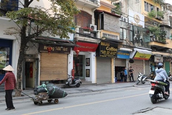 Shops close their door due to COVID-19 pandemic in a local street in Hanoi. (Photo: VNA)