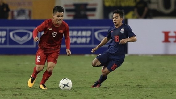 Midfielder Nguyen Quang Hai (Red) (Photo: VNA)