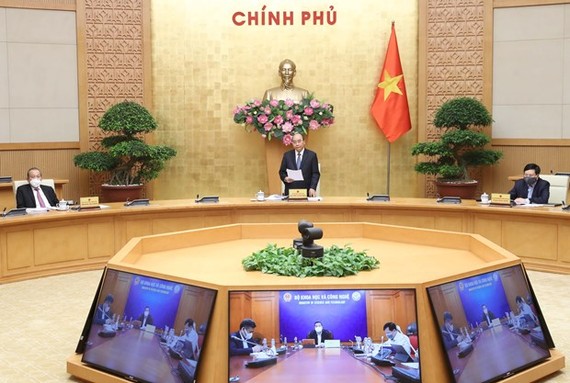 Prime Minister Nguyen Xuan Phuc (centre) speaks at the national teleconference on April 10 (Photo: VNA)