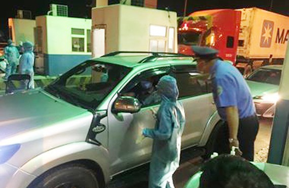 Staff at a post for COVID-19 prevention and control in HCMC checks vehicles. (Photo: SGGP)