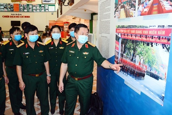 Lieutenant general Nguyen Trong Nghia and delegates at the photo exhibition at Ho Chi Minh Campaign Museum