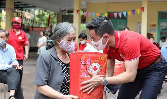 Residents in difficult circumstances receive gifts from the Vietnam Red Cross Society (Photo: VNA)