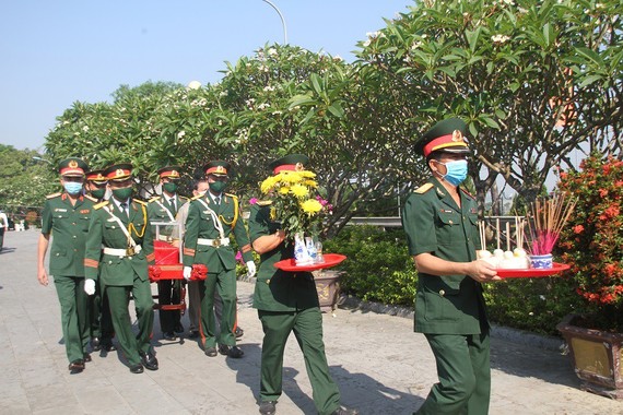 The People’s Committee of Quang Tri Province held a ceremony on May 5 to rebury 16 sets of remains of Vietnamese voluntary soldiers and experts who died in Laos during wartime. (Photo: SGGP)