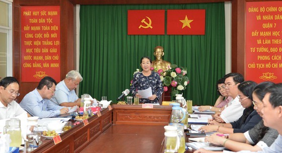 Vice Secretary of the Ho Chi Minh City Party Committee Vo Thi Dung works with the authorities of District 7. (Photo: SGGP)