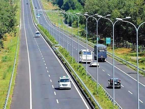 Speeding up the constructon of the Eastern North-South Expressway was important to drive economic growth (Photo: baodautu.vn)
