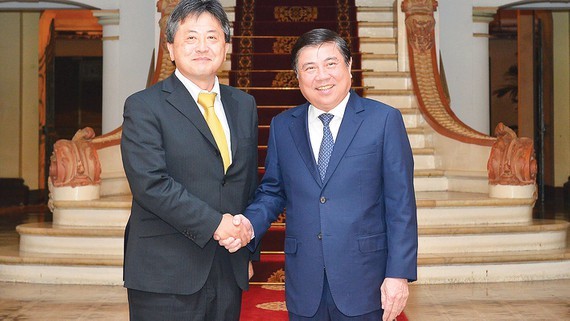 Chairman of Ho Chi Minh City People's Committee Nguyen Thanh Phong (R) and Chief Representative of the Japan International Cooperation Agency (JICA) Vietnam office, Akira Shimizu  (Photo: SGGP)