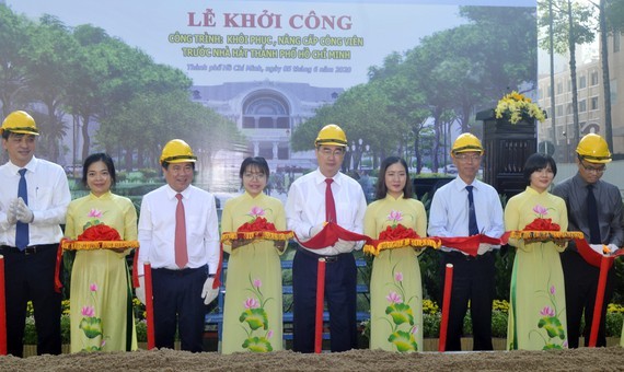 Secretary of the HCMC Party Committee Nguyen Thien Nhan, chairman of the municipal People’s Committee Nguyen Thanh Phong and city's leaders attend the groundbreaking ceremony (Photo: SGGP)