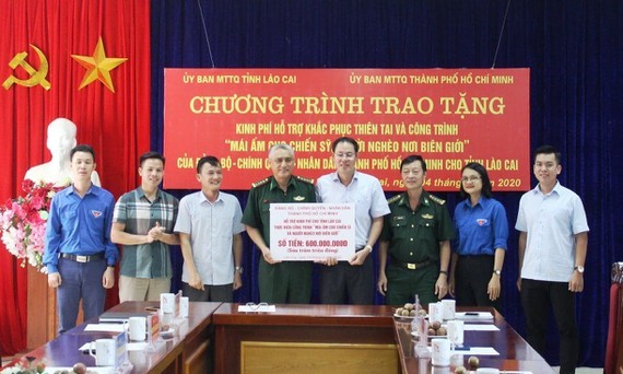 A delegation of HCMC’s officials offers gifts to needy people in Lao Cai Province.