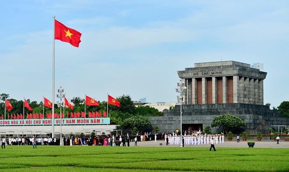 At President Ho Chi Minh Mausoleum (Photo: SGGP)