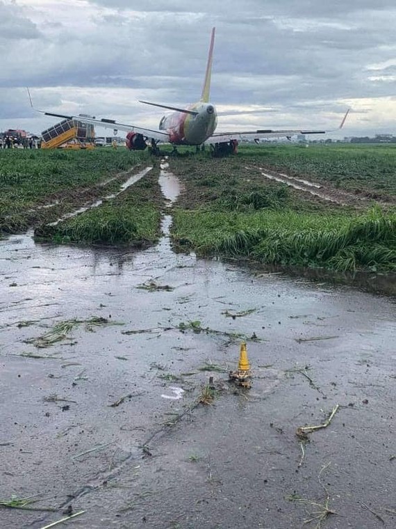 Vietjet plane slides off runway at Tan Son Nhat Airport