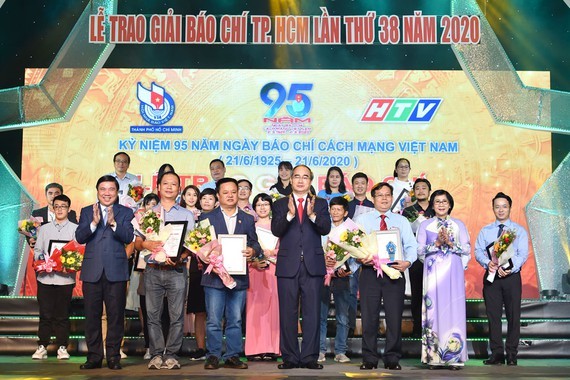 Secretary of HCMC Party Committee, Nguyen Thien Nhan and winners of the 38th HCMC Press Awards 2020 (Photo: SGGP)