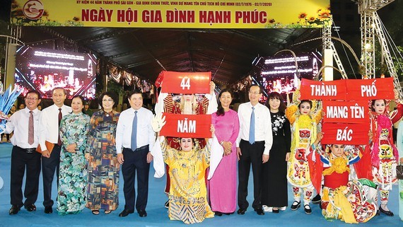 HCMC's leaders attend the festival. (Photo: SGGP)