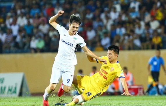 Vietnamese football pitches are expected to be active again in mid-September (Photo: VNA)