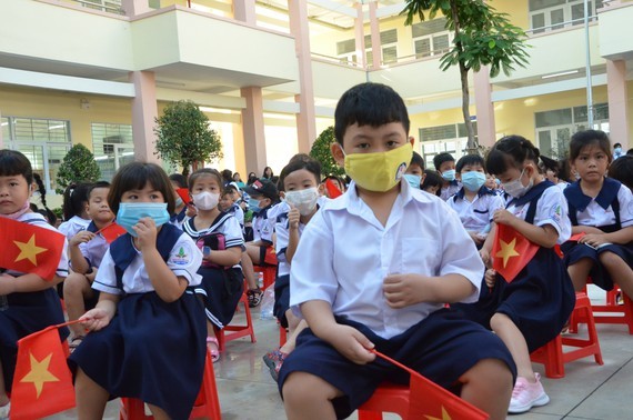 Students attend the academic year opening ceremony and the inauguration ceremony of Nguyen An Ninh Primary School. (Photo: SGGP)