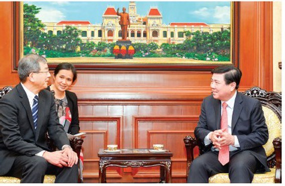 Chairman of the Ho Chi Minh City People's Committee Nguyen Thanh Phong (R) and Japanese Consul General Watanabe Nobuhiro 