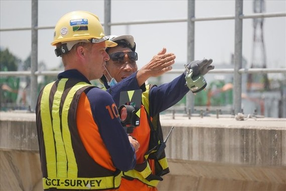 Foreign expert working at the first metro line's site