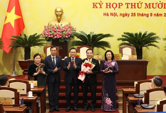 Hanoi officials congratulate Chu Ngoc Anh (second, right) on his election as Chairman of the municipal People’s Committee on September 25 (Photo: VNA)