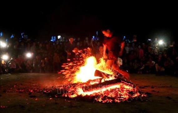 The fire dance festival of Red Dao ethnic group (Photo: VNA)