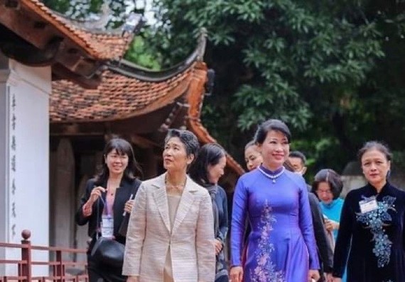 The wives of the Japanese and Vietnamese Prime Ministers, Suga Mariko (front, left) and Tran Nguyet Thu (front, right), visit the Temple of Literature on October 19 (Photo: VNA)