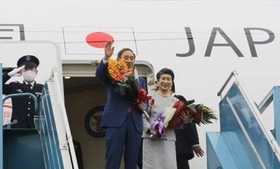 Japanese Prime Minister Suga Yoshihide and his spouse leave Hanoi on October 20. (Photo: VNA)