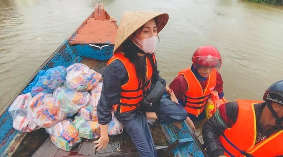 Singer Thuy Tien on a boat  in a visit to flood victims (Photo: Thuy Tien's FB)