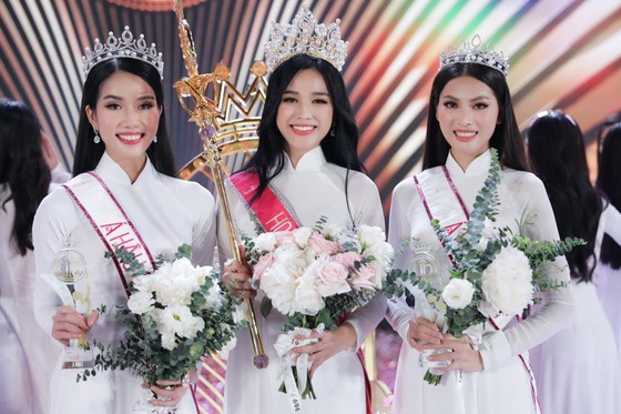 Do Thi Ha (C) crowns Miss Vietnam 2020.