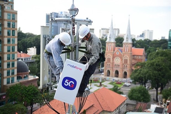 MobiFone's staff install equipment preparing for the launch of the 5G commercial pilot in HCM City next month. (Photo courtesy of MobiFone)