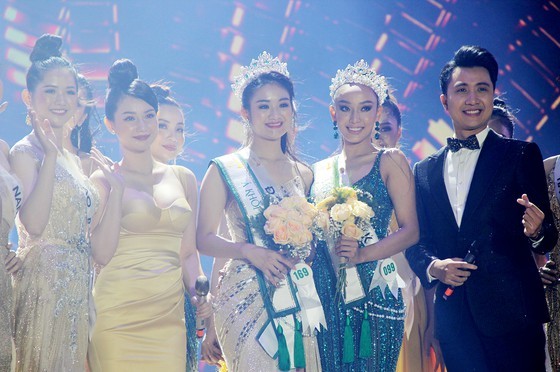 The first and second runners-up of Miss Tourism Vietnam 2020, Bui Minh Anh (L) and Ngo My Hai 