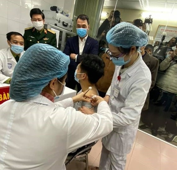 The first person is vaccinated with Nanocovax, a made-in-Vietnam vaccine, at the Military Medical Academy on December 17. (Photo: VNA)