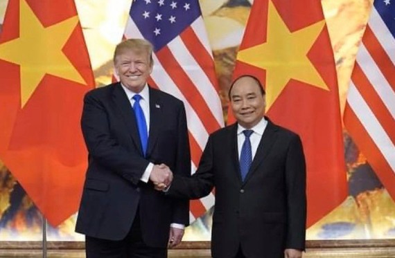 Prime Minister Nguyen Xuan Phuc shakes hand with U.S. President Donald Trump at a meeting in Hanoi in February 2019. (Photo: VGP)