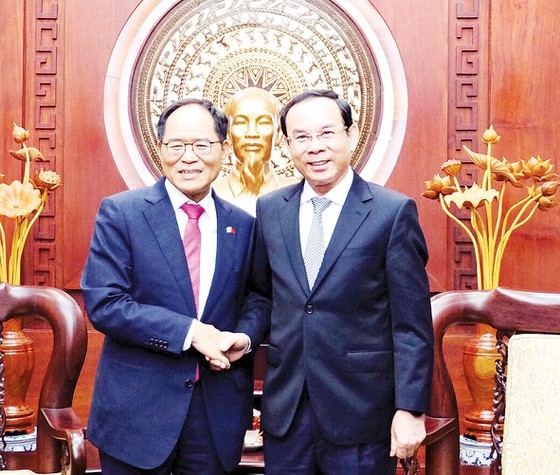 Secretary of the Party Central Committee, Secretary of Ho Chi Minh City Party Committee Nguyen Van Nen (R) and new Ambassador of the Republic of Korea (RoK) to Vietnam Park Noh-wan (Photo: SGGP)
