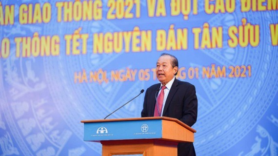 Deputy Prime Minister Truong Hoa Binh speaks at the ceremony.
