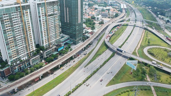Hanoi Highway and the metro line 1 running through District 2