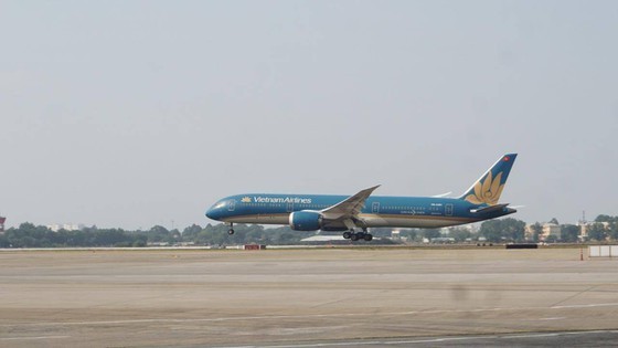 The flight No.VN1828 operated by Vietnam Airlines from Phu Quoc to HCMC is the first aircraft landed on the newly-upgraded runway in Tan Son Nhat Airport. (Photo: SGGP)